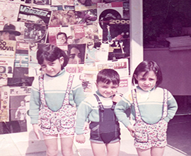 Primera librería de la familia de Yolanda. Sus 3 hermanos de pequeños y de fondo la entrada