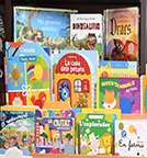 Libros educativos colocados en estantería