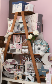 Foto del escaparáte de Llibreria Yoli: muebles pequeños decorados con la técnica decoupage