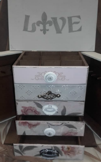 Mueble de cinco cajones y cuadro:'Love' colgado