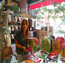 Sorteo 'Vuelta al cole', Yolanda sosteniendo la caja donde se depositaron lo boletos de participación y rodeada de material escolar